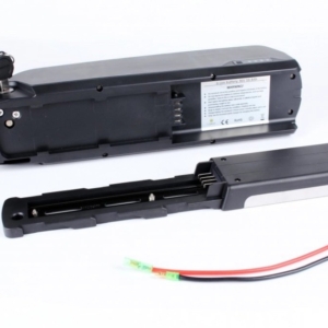 Accu 36v 14Ah PNL 5C wordt met name toegepast in elektrische bakfietsen en cargo bikes. De accu schuift op een slede welke is gemonteerd op of onder het frame. Om de accu op te laden wordt een acculader met output van 42 volt en DC2.1 connector toegepast. Specificaties Spanning: 36 volt Capaciteit: 14Ah / 504Wh Oplaadpunt: DC2.1 Afmetingen: ca. 368 x 95 x 125 mm. Discharge: 4 -pins